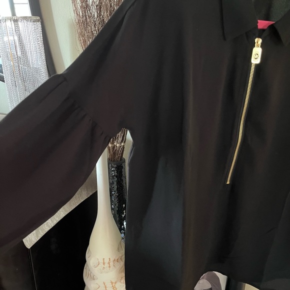 NWOT MICHAEL Michael Kors Black Collared Gold Zipper Blouse. Size Medium - Picture 3 of 9